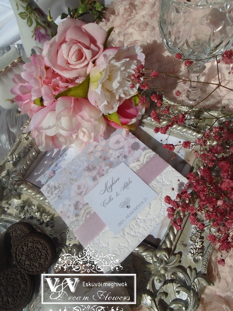 Csipkés esküvői meghívó vízfesték hatású rózsákkal